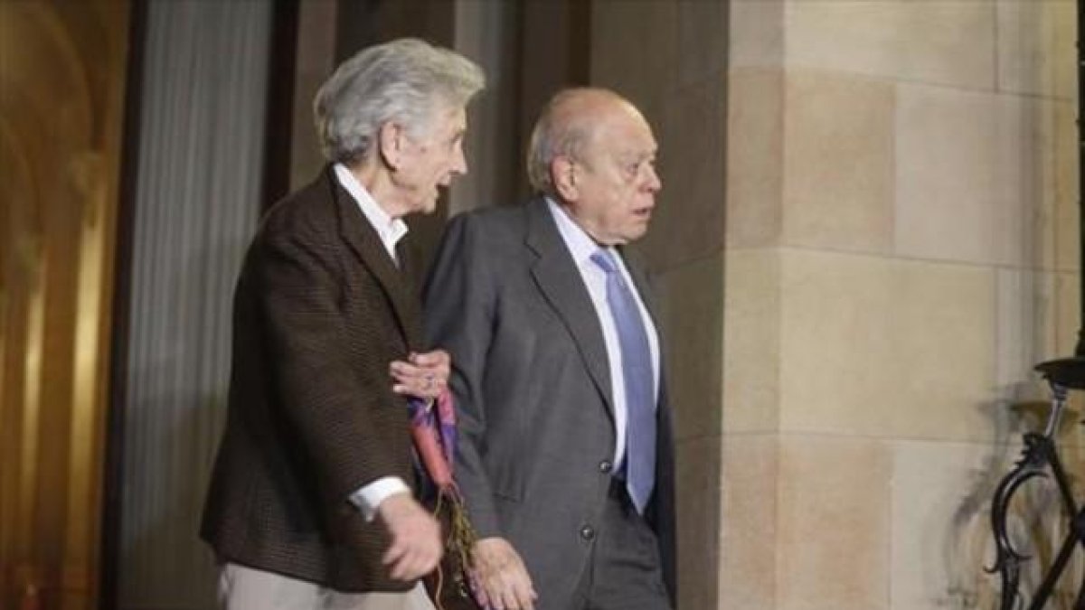 Jordi Pujol y Marta Ferrusola, el pasado febrero, en el Parlament.-JULIO CARBÓ