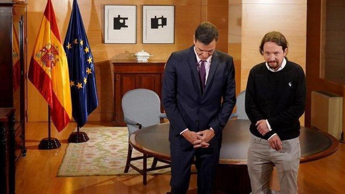 Pedro Sánchez y Pablo Iglesias, antes de la reunión que mantuvieron en el Congreso el pasado 11 de junio.-JOSÉ LUIS ROCA