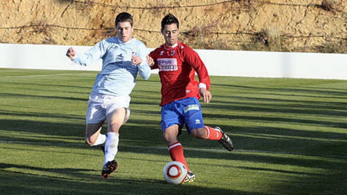 Un jugador del Numancia B en un partido disputado en la Ciudad Deportiva. / ÁLVARO MARTÍNEZ-