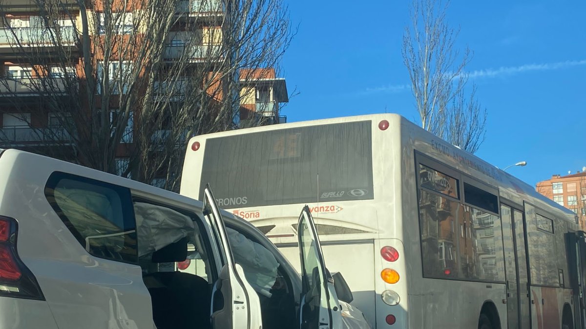 Estado en el que quedaron los dos vehículos implicados en el accidente de tráfico en Soria. HDS
