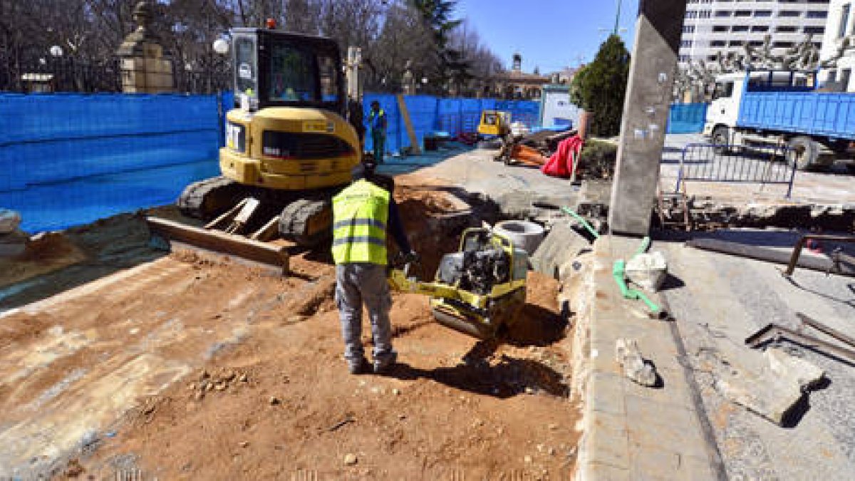 Obras en el Espolón. ÁLVARO MARTÍNEZ-