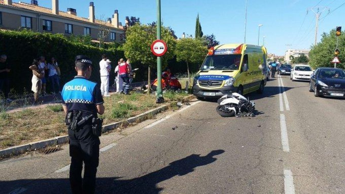 Un fallecido en una colisión entre una moto y un ciclomotor en el Camino Viejo de Simancas-EL MUNDO