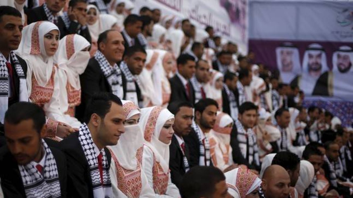 Las parejas palestinas esperan a ser casadas en una boda masiva en Gaza.-Foto:   REUTERS / MOHAMMED SALEM