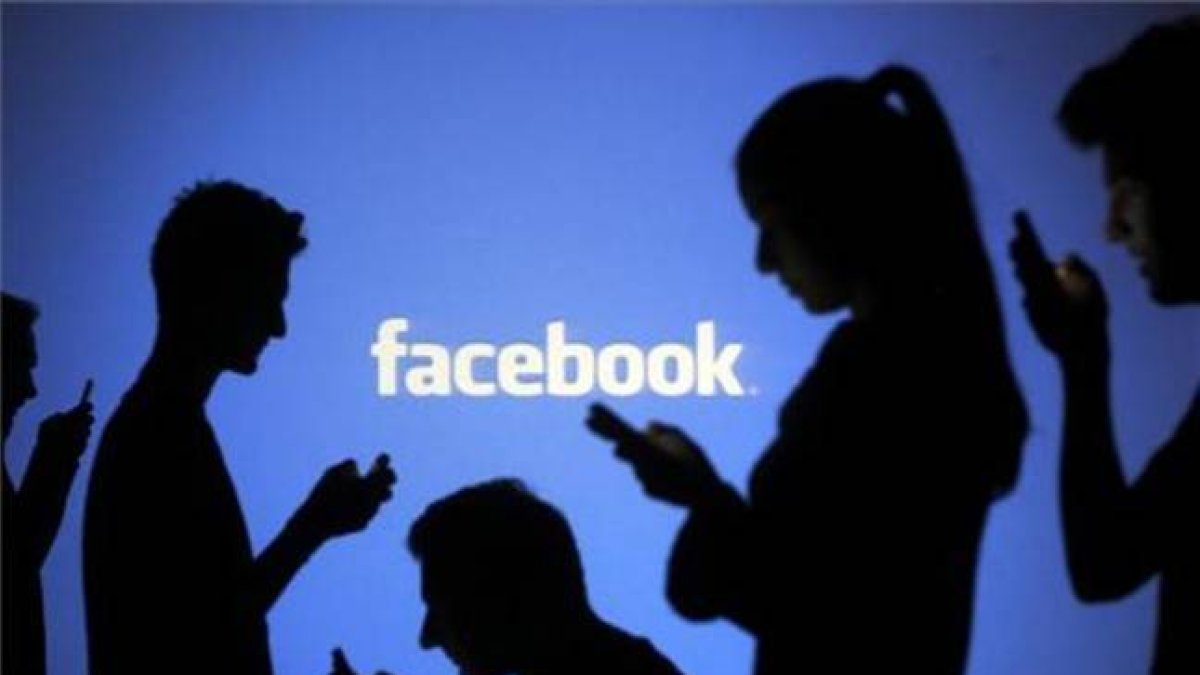 Siluetas en un panel de Facebook.-Foto:   REUTERS / DADO RUVIC