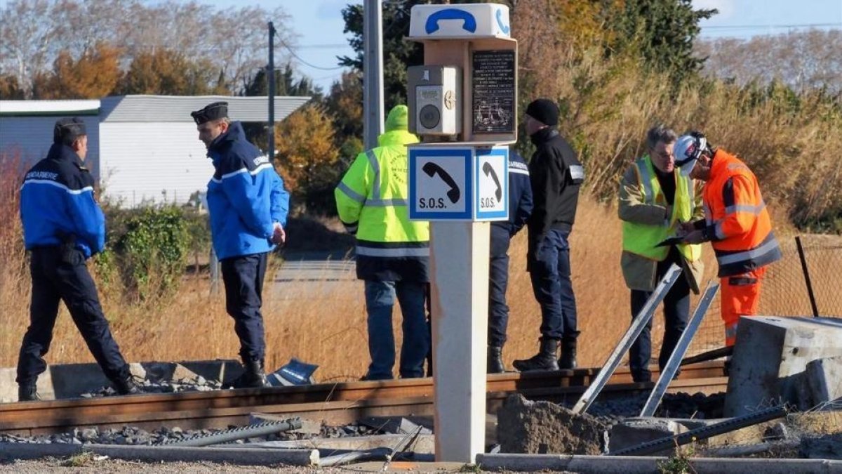 Investigadores en el lugar del accidente de Millas.-AFP / RAYMOND ROIG