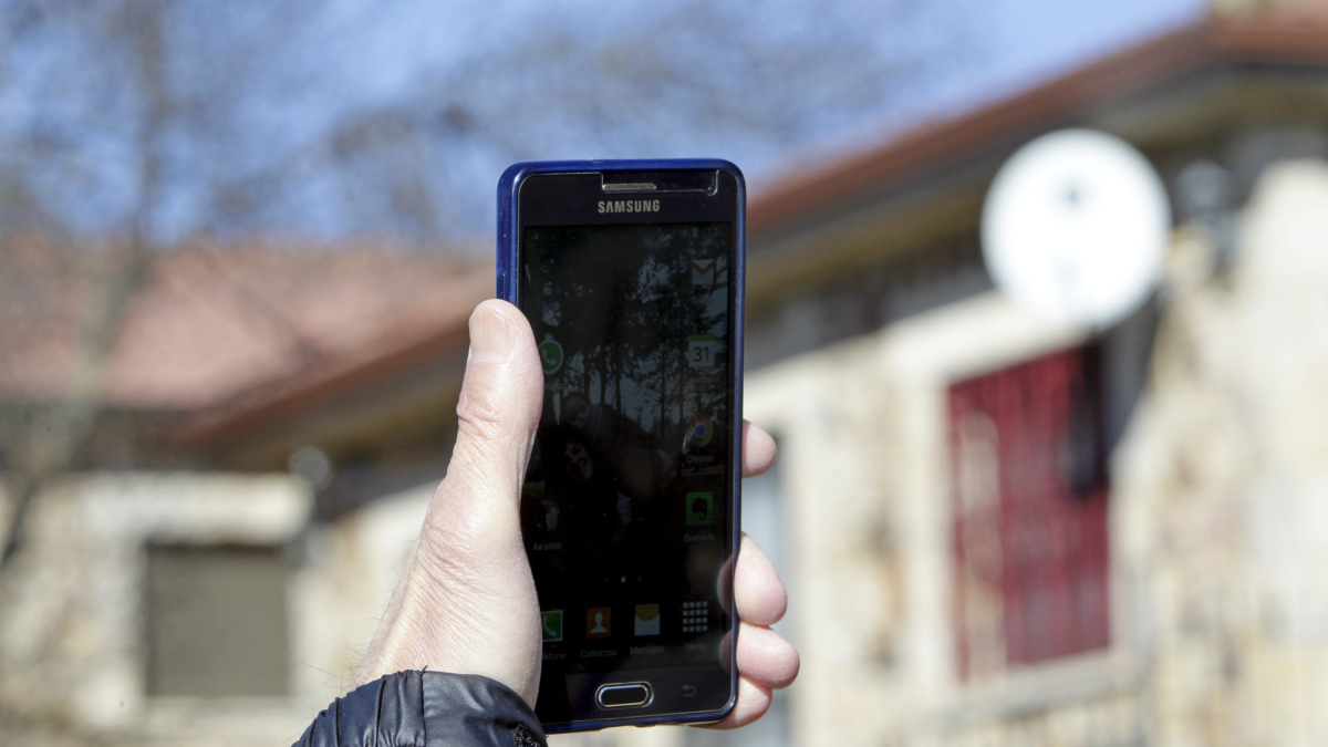 Una persona sostiene un teléfono móvil. HDS