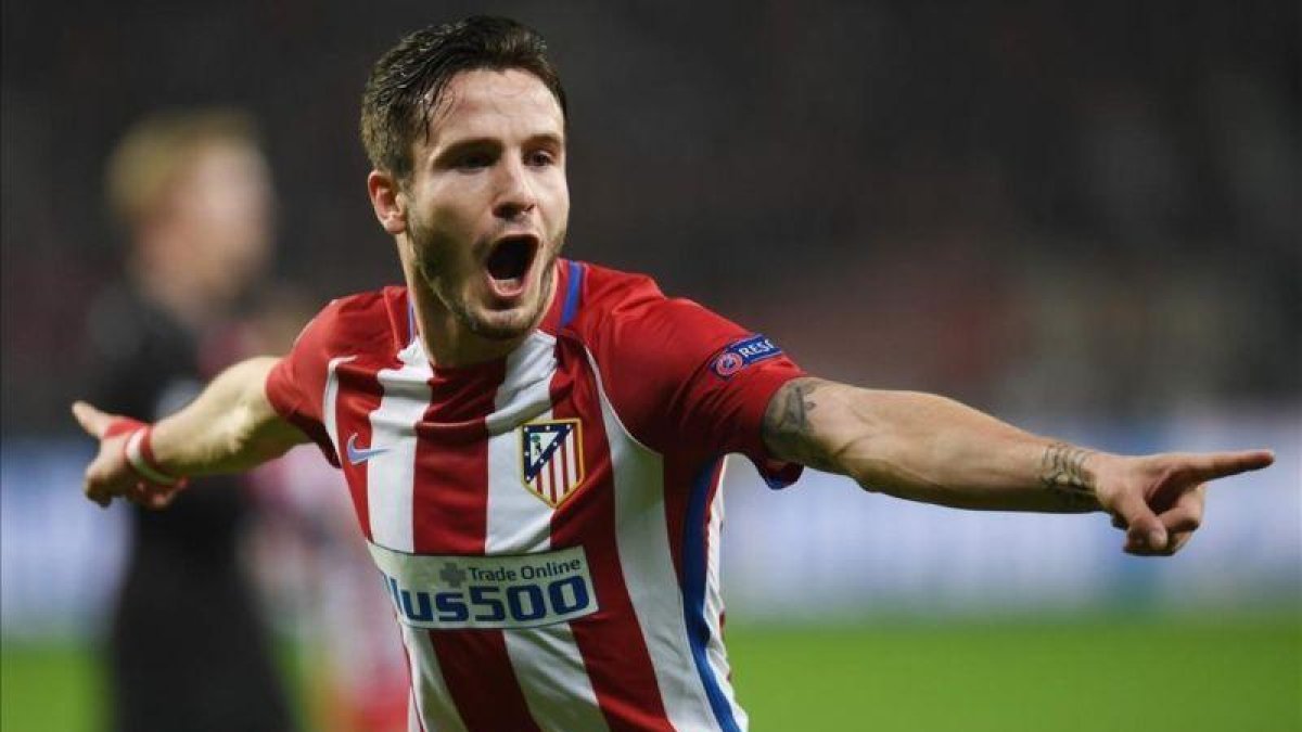 Saúl celebra su gran gol, el primero del triunfo del Atlético en el BayArena de Leverkusen.-AFP / PATRIK STOLLARZ