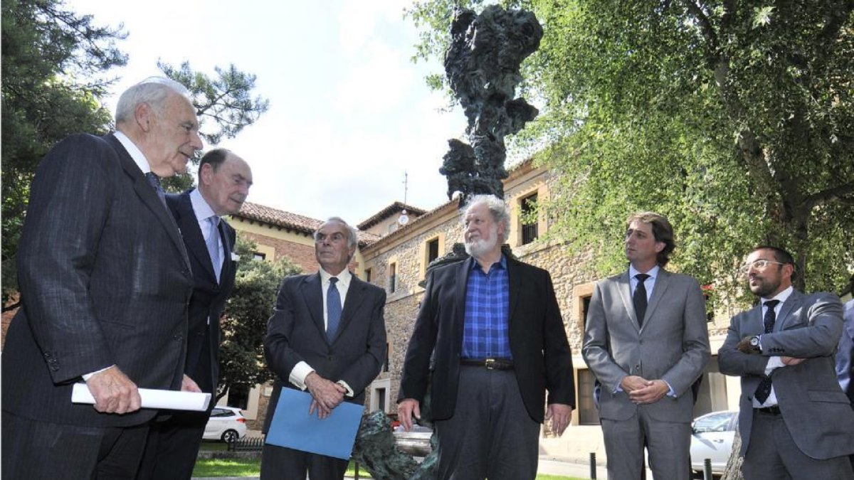 Greg Wyatt, delante de su escultura, acompañado de Rafael Benjumea y Carlos Zurita (d) y de Carlos Martínez y Luis Rey (i).-VALENTÍN GUISANDE