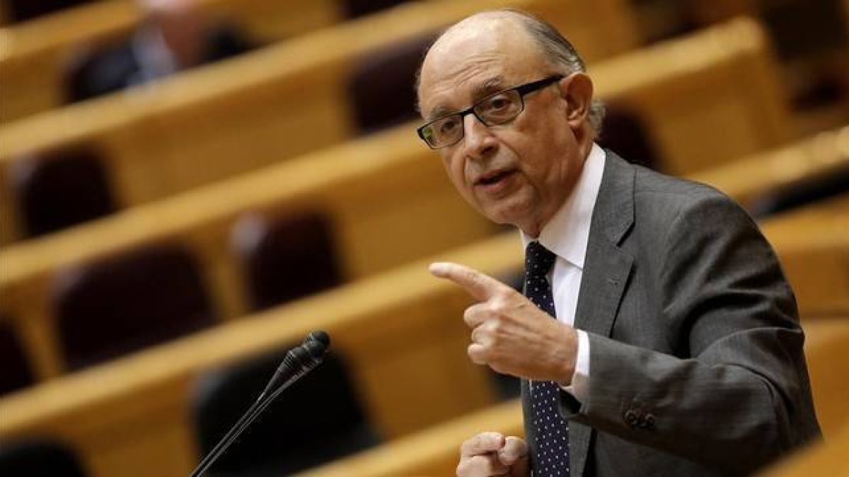 Cristóbal Montoro interviene en el Senado.-JOSÉ LUIS ROCA
