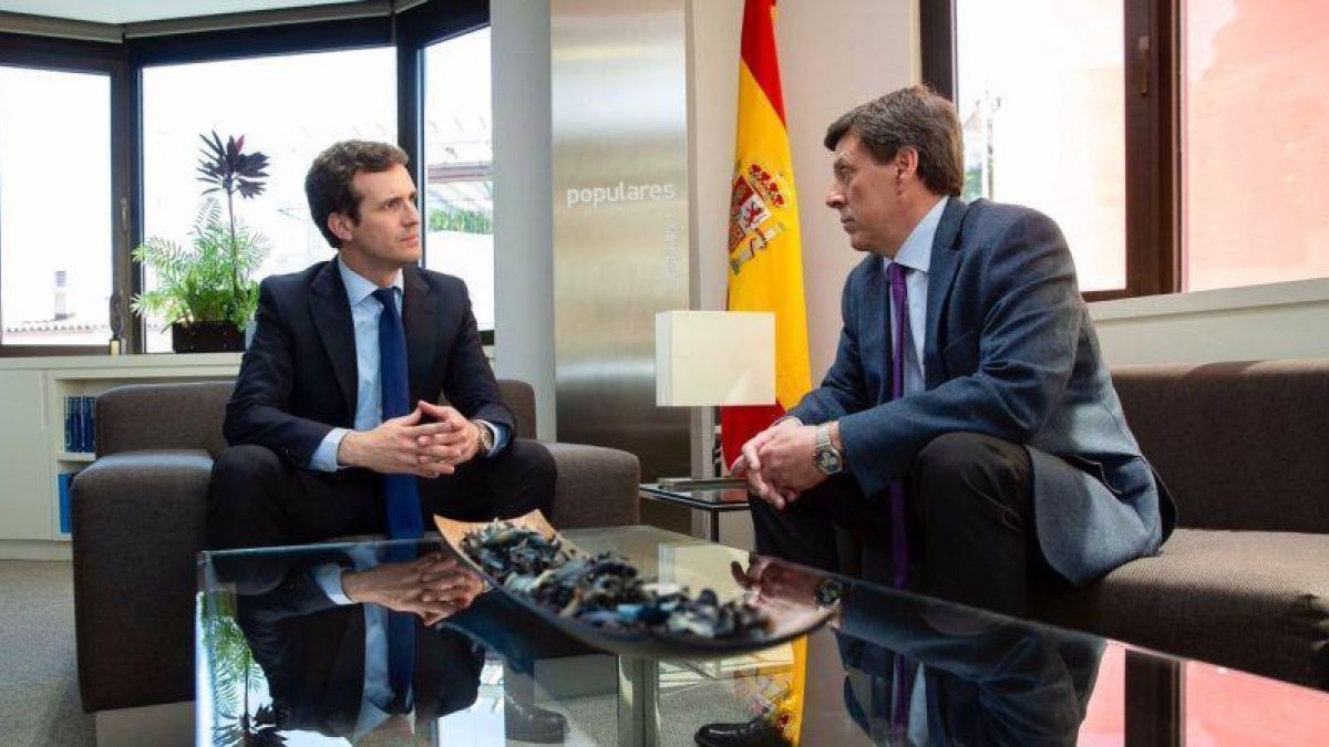 El líder del PP, Pablo Casado, junto a Juan Carlos Quer, el padre de Diana.-TWITTER