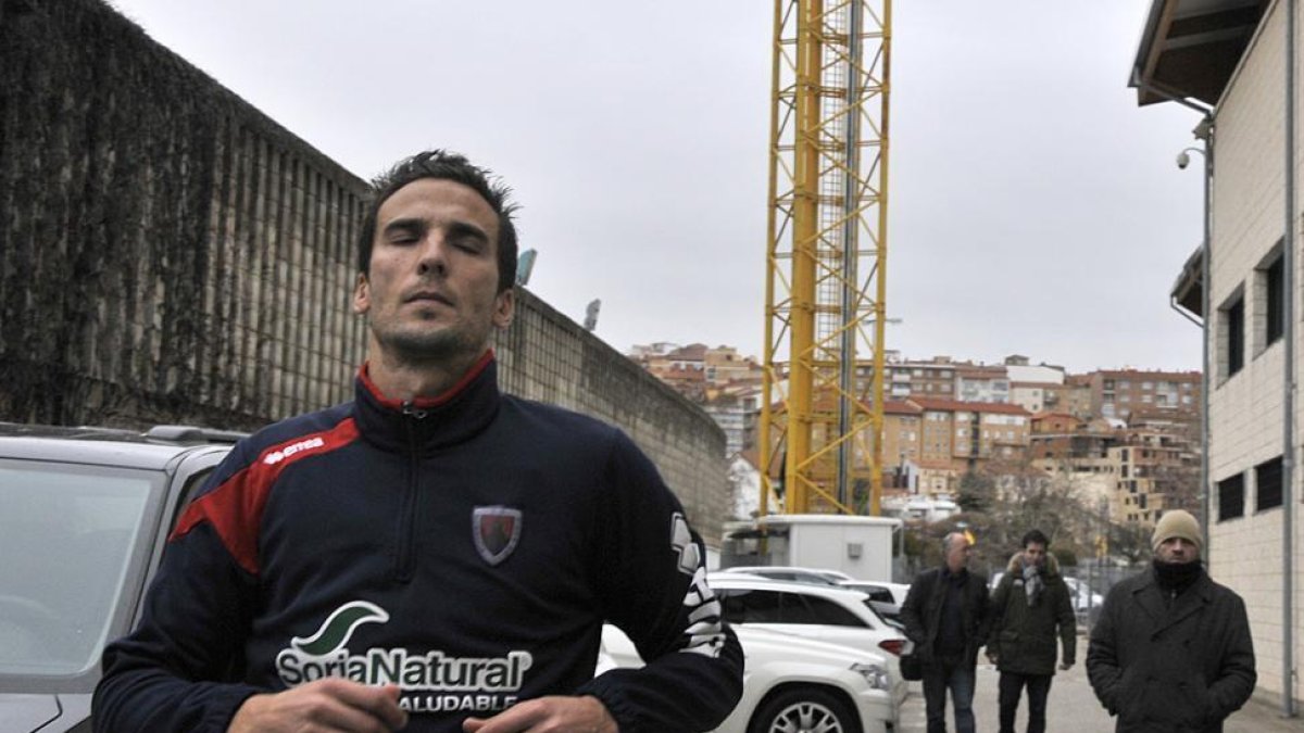 Óscar Díaz cuando salía del vestuario para entrenar en solitario.-Valentín Guisande