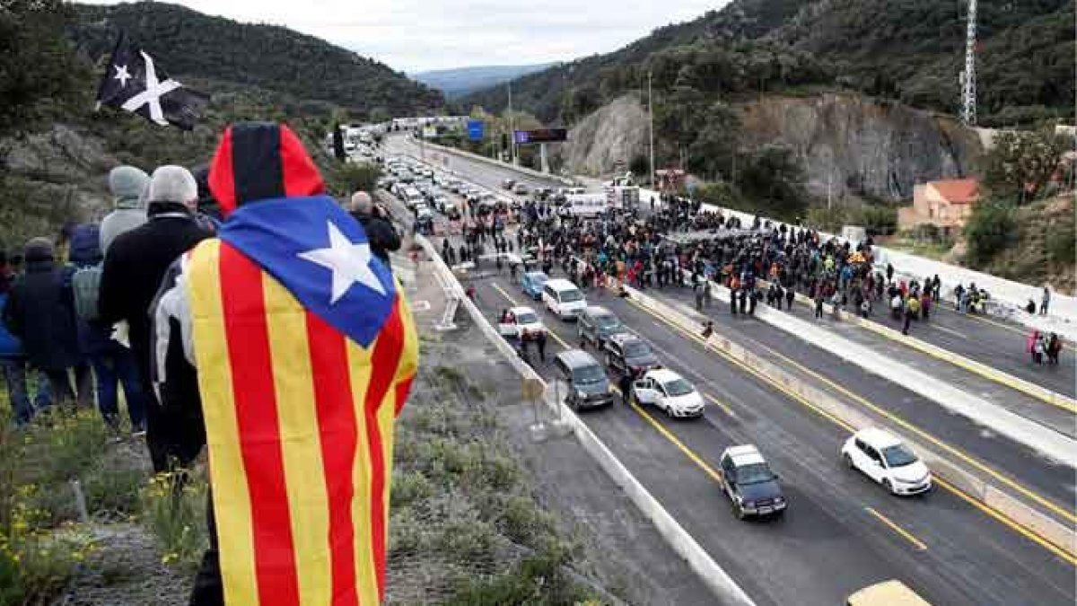 Tsunami Democràtic corta la AP-7 a la altura de La Jonquera.-EFE / VÍDEO: GEMMA TUBERT / ACN/ ALEJANDRO GARCÍA