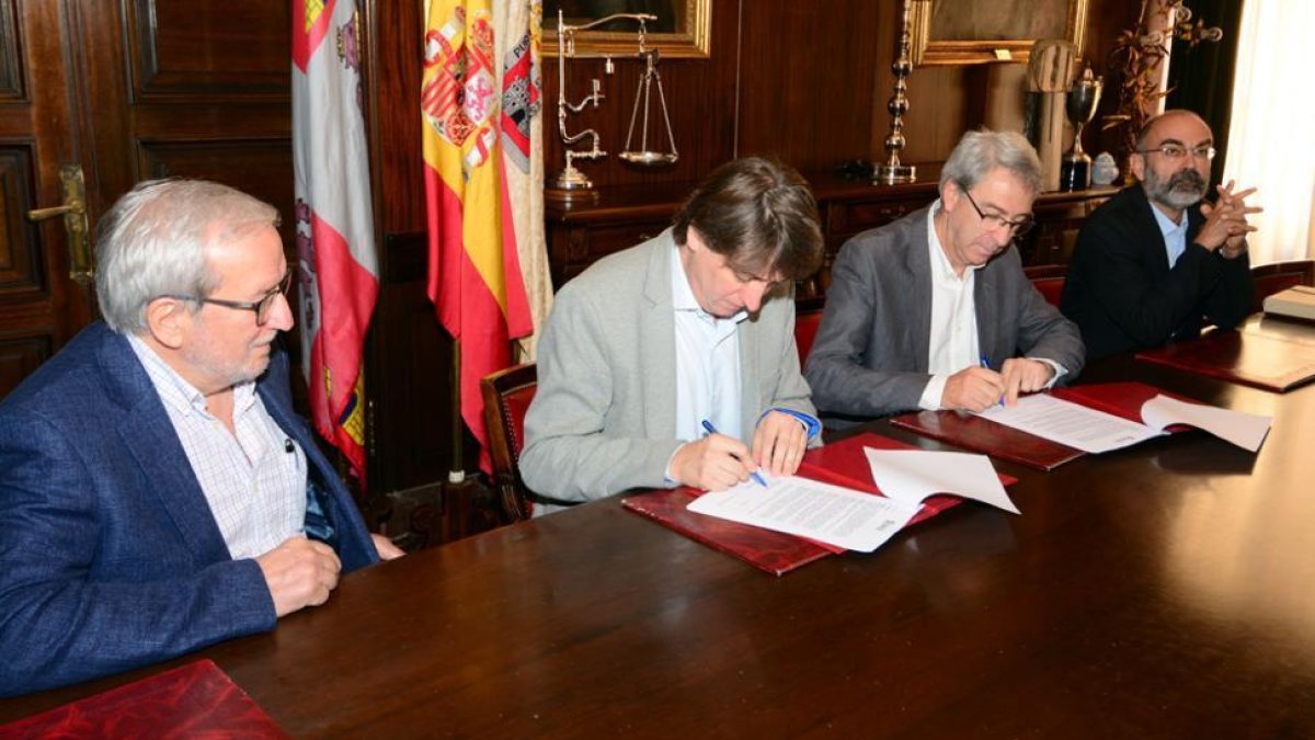 Bárez, Mínguez, García y González durante la firma del convenio.-ÁLVARO MARTÍNEZ