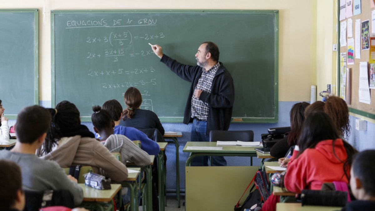 Un profesor imparte clase a sus alumnos en una imagen de archivo. HDS