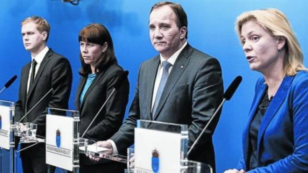Lofven (segundo por la derecha), junto a varios de sus ministros, en una rueda de prensa, ayer.-Foto: AFP / PONTUS LUNDAHL