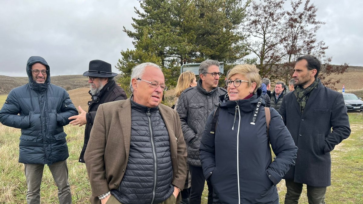 El consejero de Cultura en un momento de la visita, junto a otras autoridades.-HDS