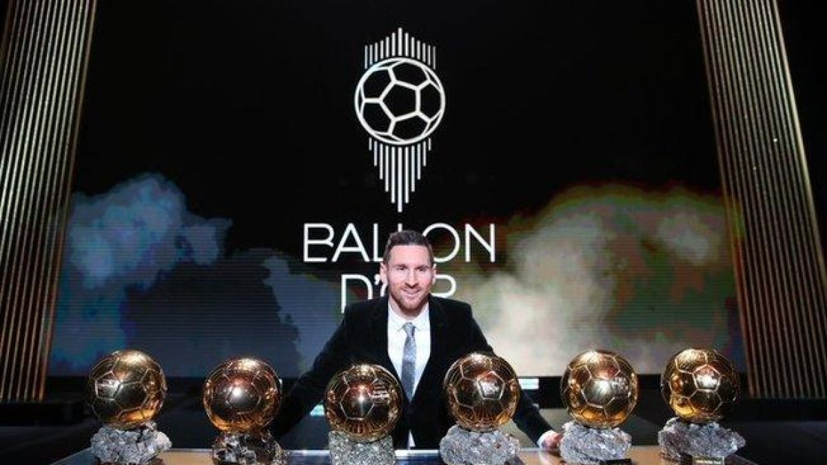 Messi posa con sus seis Balones de Oro en París.-FRANCE FOOTBALL