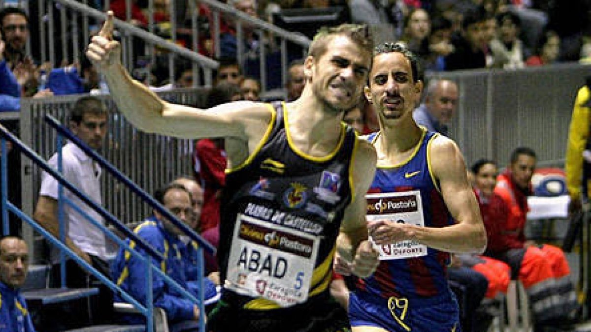Javier Abad en el momento de ganar en Zaragoza por delante de Olmedo. / EFE-
