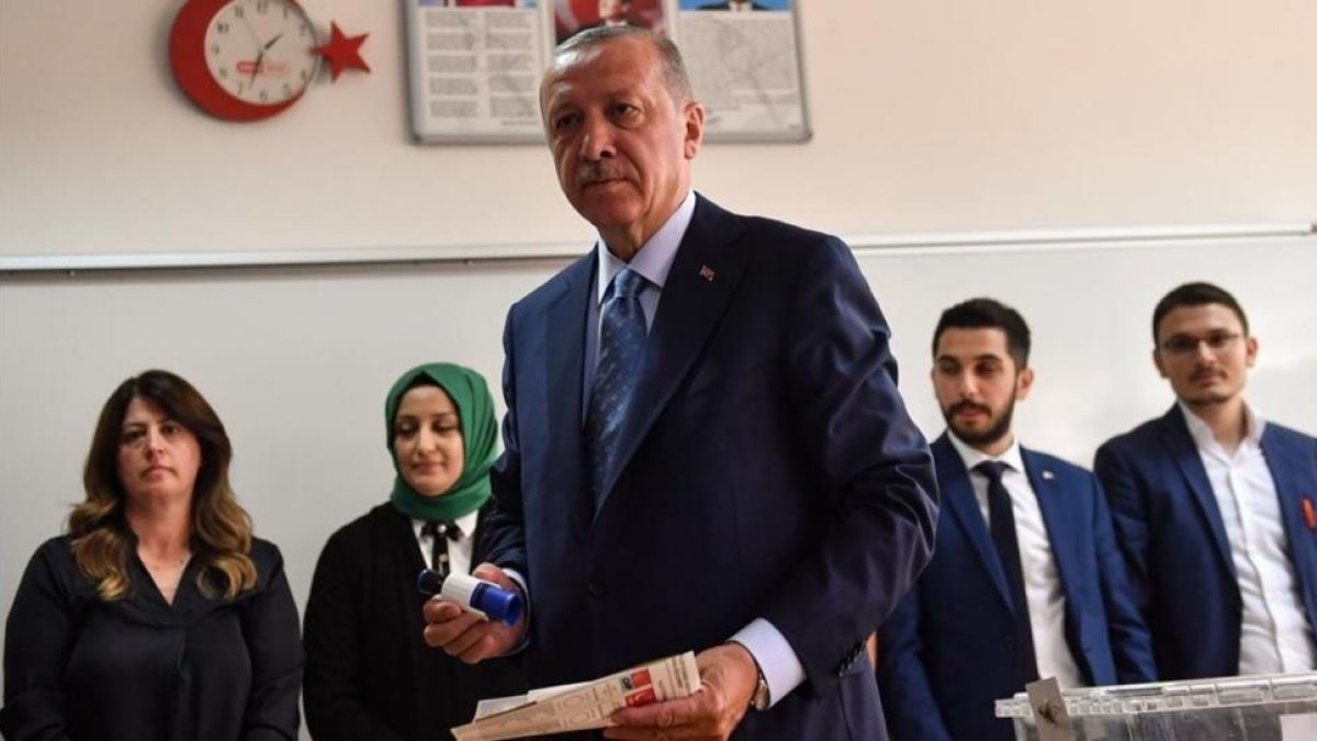 Erdogan vota en un colegio electoral en Estambul.-BULENT KILIC (AFP)