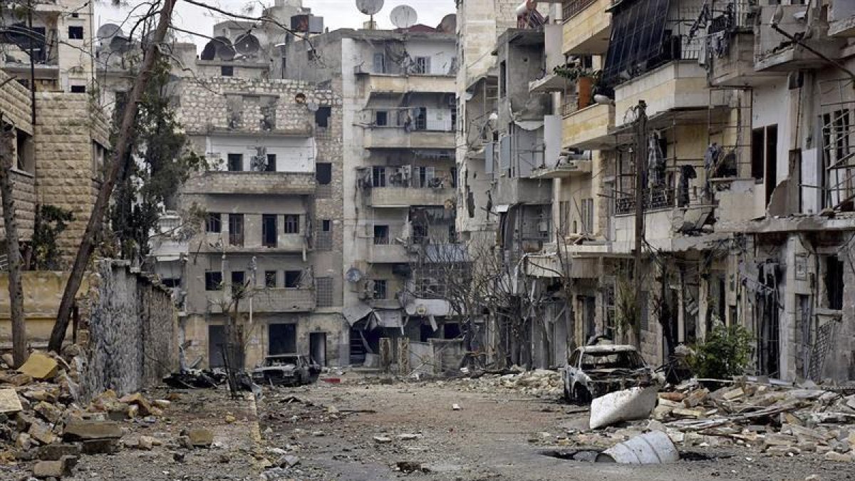 Fotografía facilitada por la Agencia Árabe Siria de Noticias (SANA) que muestra a los daños en los edificios del distrito de Al Sukari y Ansari de Alepo, ayer.-EFE