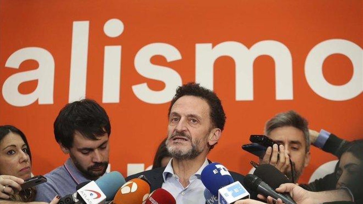 Edmundo Bal atendiendo a los medios.-DAVID CASTRO