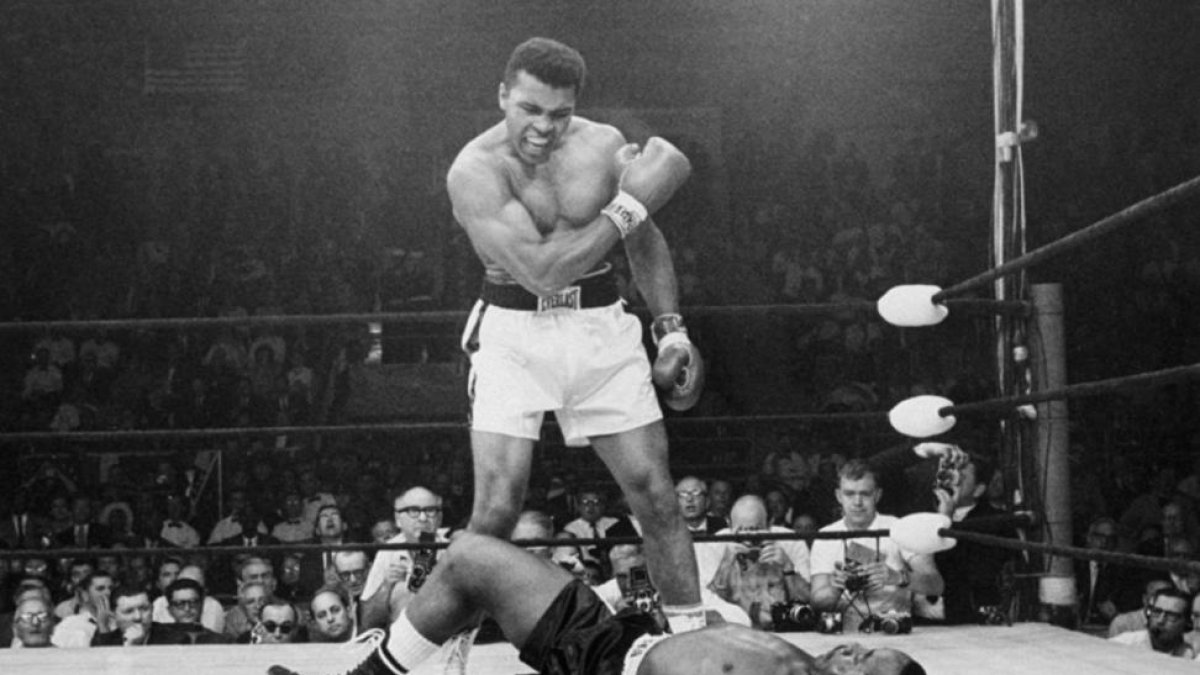 El 25 de mayo de 1965 Muhammad Ali, aún llamado entonces Cassius Clay, en su enfrentamiento con Sonny Liston, en Maine.-AP / JOHN ROONEY