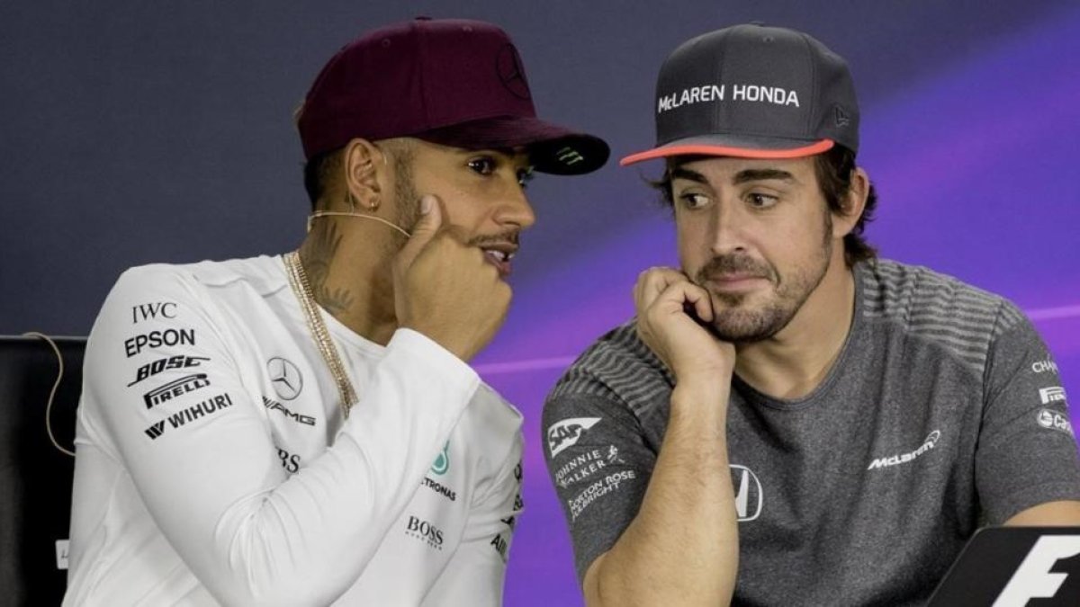 Lewis Hamilton y Fernando Alonso dialogan, hoy, en la conferencia de prensa del GP de Canadá.-EFE