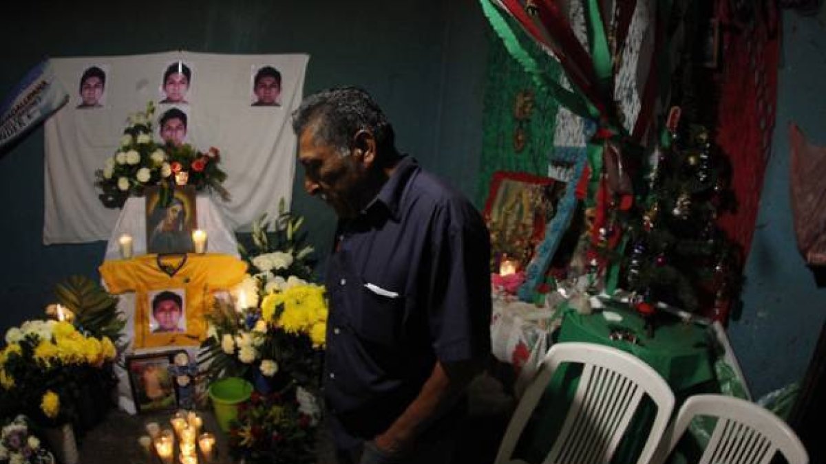 El padre de Alexander Mora Venancio, cuyos restos calcinados le han identificado como uno de los 43 estudiantes mexicanos desaparecidos, ante el altar dedicado a su hijo en su casa.-Foto: JORGE DAN LÓPEZ / REUTERS