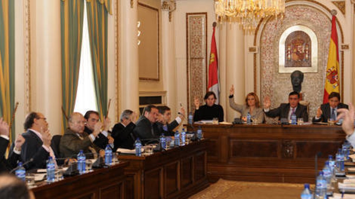 Los diputados dando su aprobación a la modificación de crédito. / VALENTÍN GUISANDE-