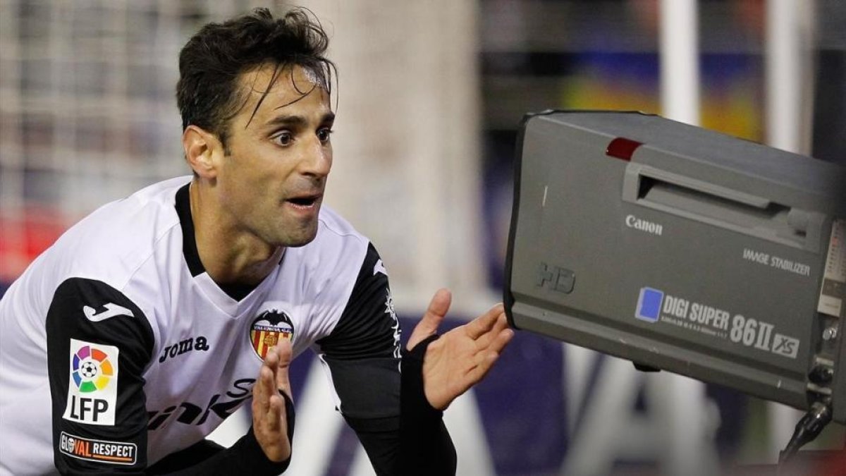 El jugador del Valencia Jonás celebra un gol en Mestalla  ante una cámara de televisión.-MIGUEL LORENZO