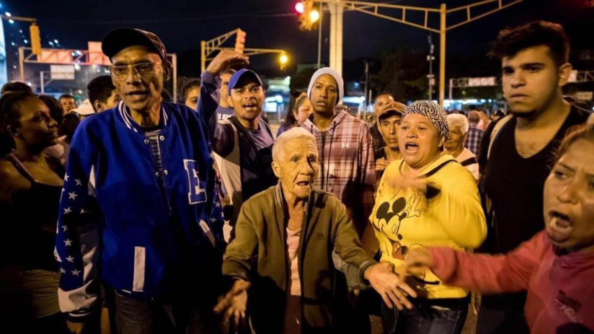 Venezuela vive una Navidad con protestas por la escasez de gas doméstico, alimentos y agua.-EFE