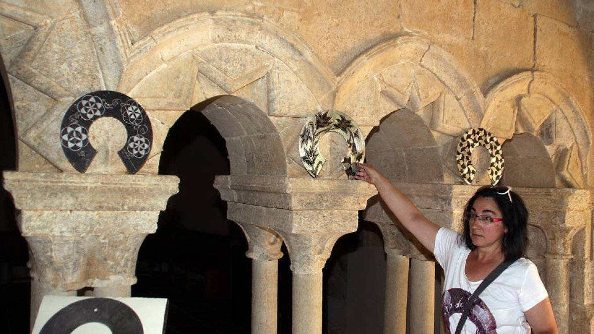 Teresa Alfonso Infante, coordinadora de la exposición, coloca una de las auras en el atrio del convento-Ical