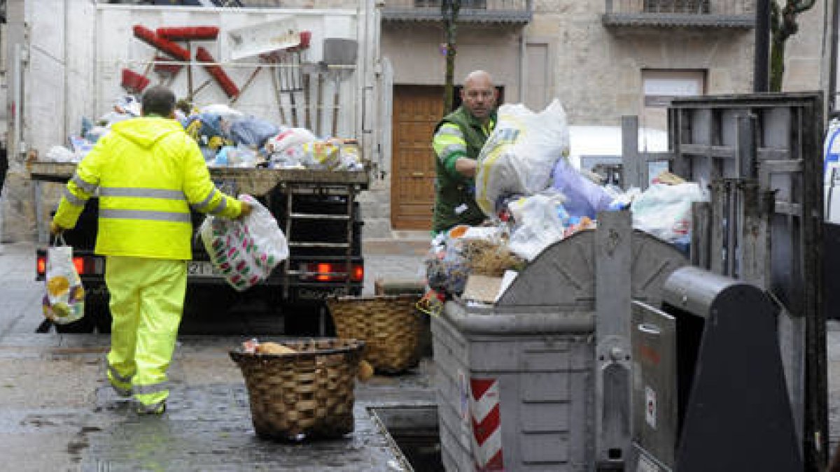 Miembros del servicio municipal de limpieza de Soria. / ÚRSULA SIERRA-