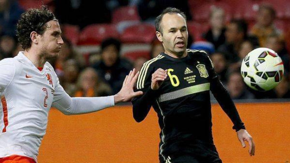 Iniesta y Janmaat, en un momento del partido amistoso de España y Holanda en Ámsterdam.-Foto: EFE / JUANJO MARTÍN