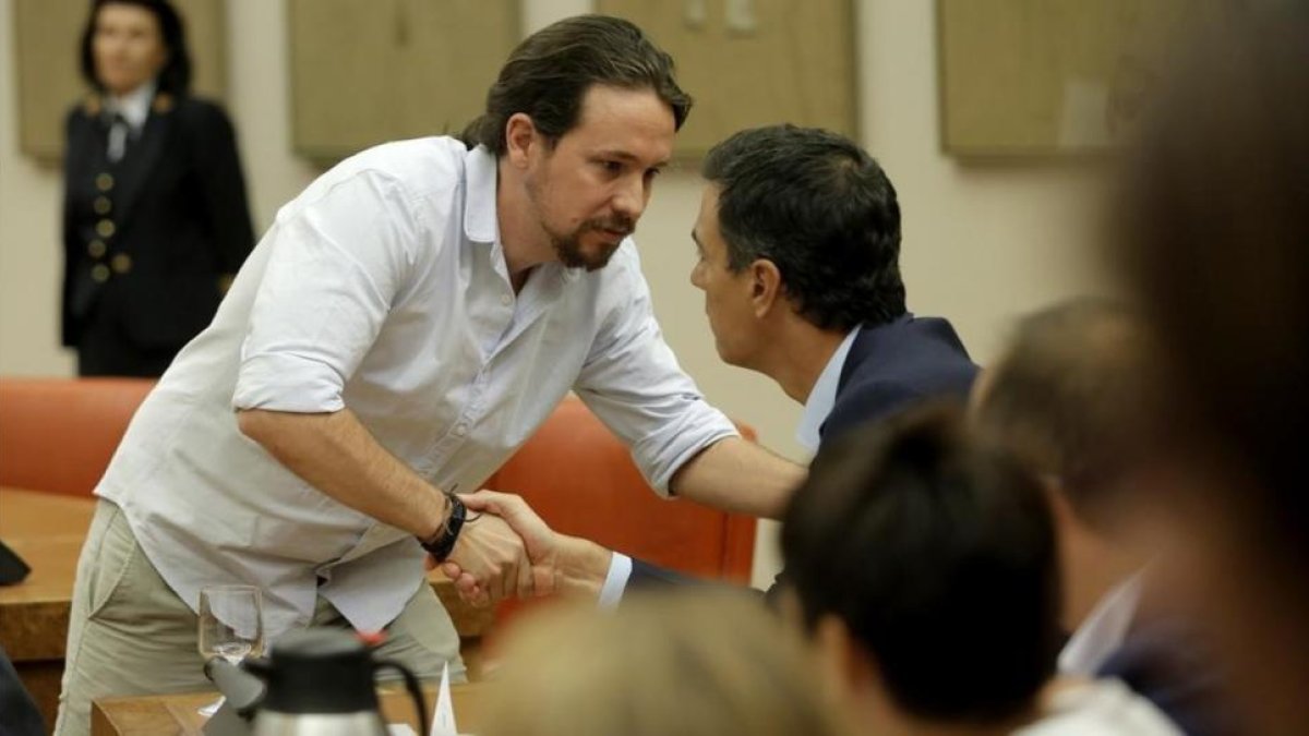 Iglesias y Sánchez se saludan en el Congreso de los diputados, en agosto del 2016.-JOSE LUIS ROCA