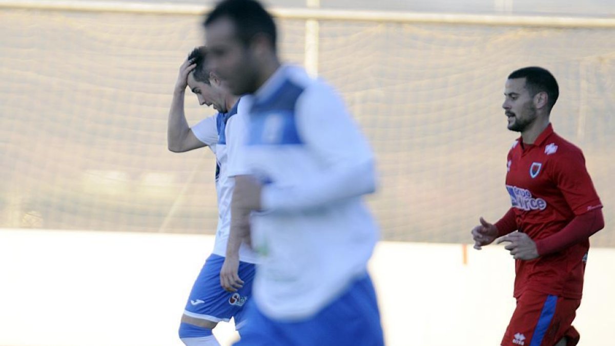 Gonzalo, en segundo término, se lamenta tras fallar el penalti.-DIEGO MAYOR