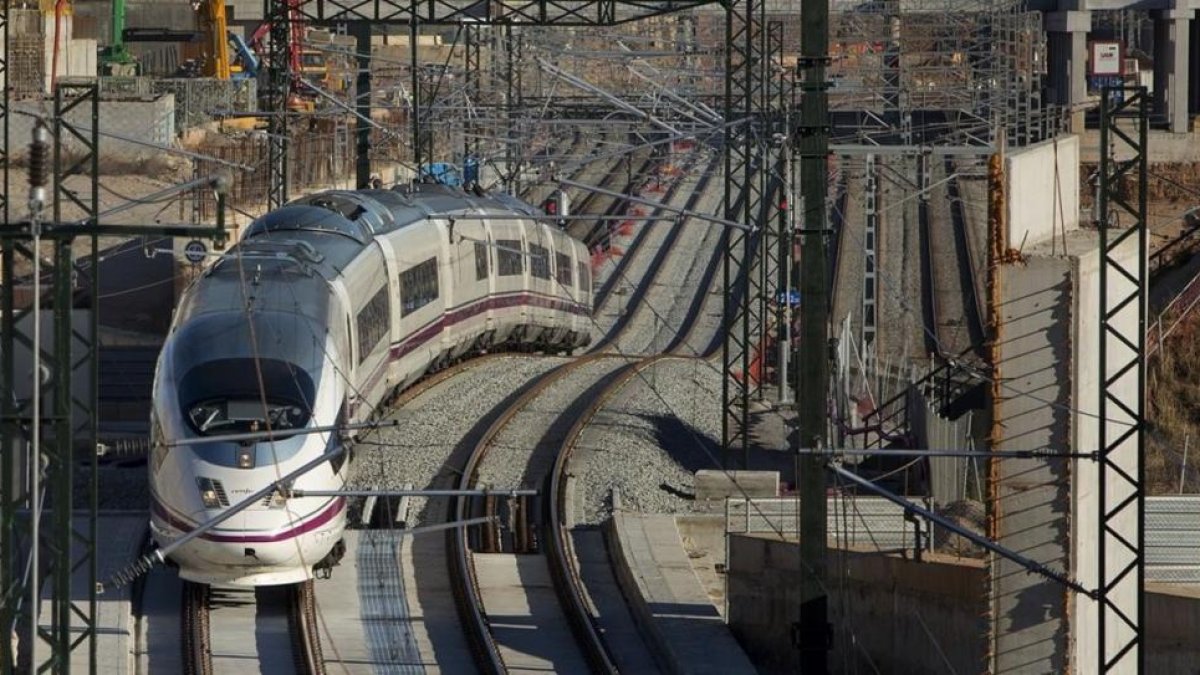 Un tren AVE a su paso por la Sagrera.-FERRAN NADEU