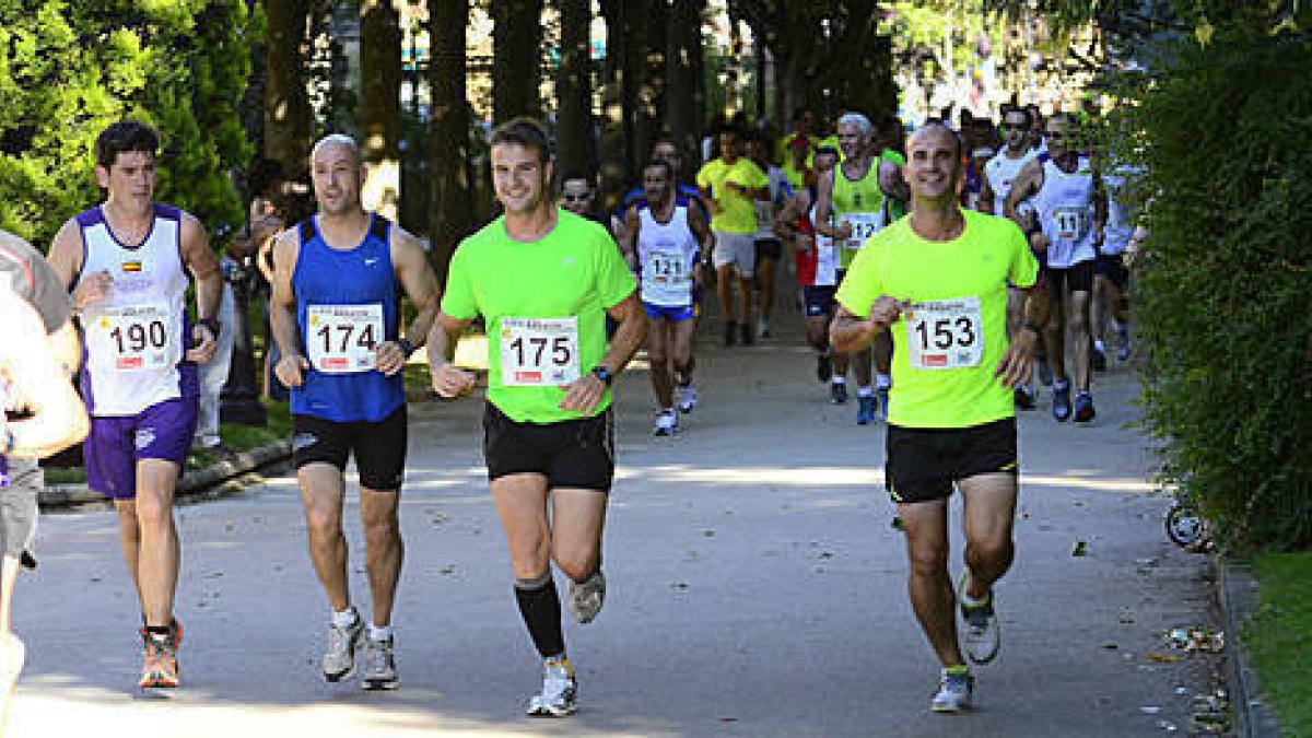 Varios corredores durante la edición del año pasado de la Media Maratón de Soria. / ÁLVARO MARTÍNEZ-