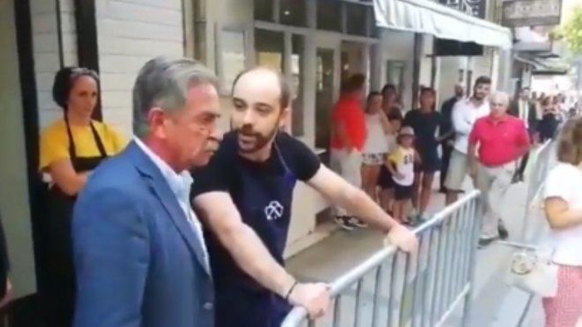 Revilla le afea a un trabajador que insulte a Sánchez. en su visita a Santander.-YOUTUBE / @AHORACANTABRIA