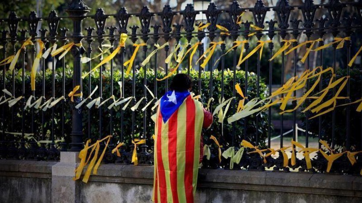 Multitud de lazos amarillos colgados en las verjas del parque de la Ciutadella para reclamar la libertad de los políticos presos.-FERRAN NADEU