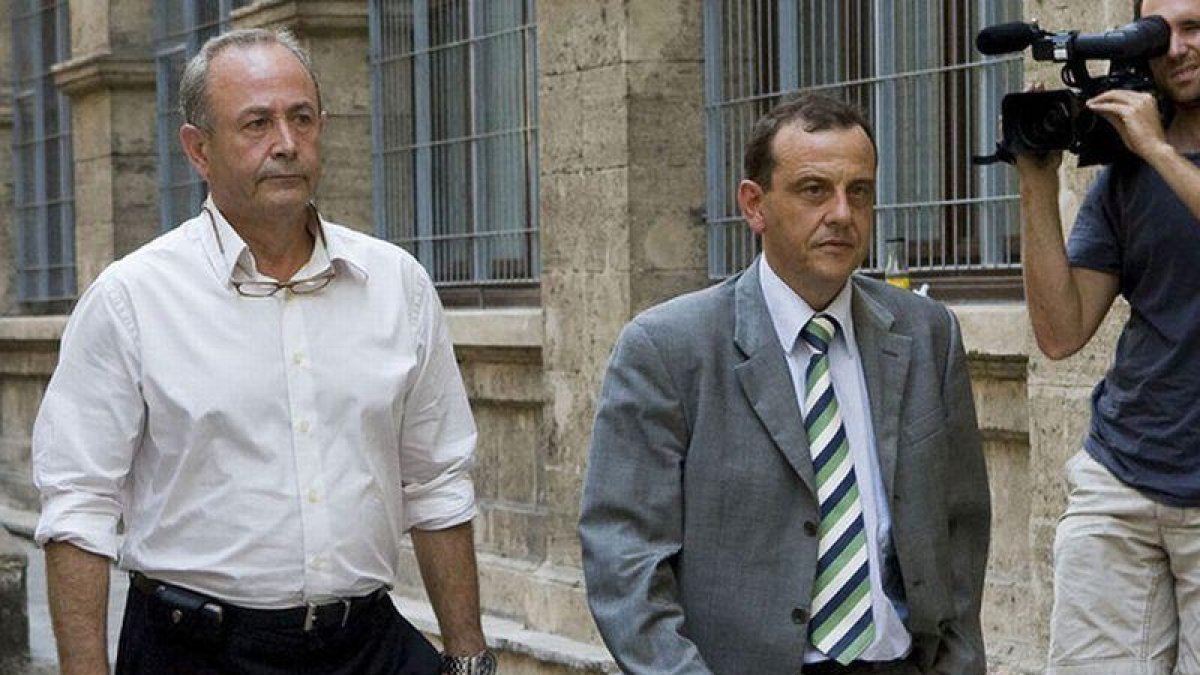 El juez Castro (izquierda) y el fiscal Horrach, ante los juzgados de Palma, en una imagen de archivo.-EFE / MONTSERRAT T. DÍEZ