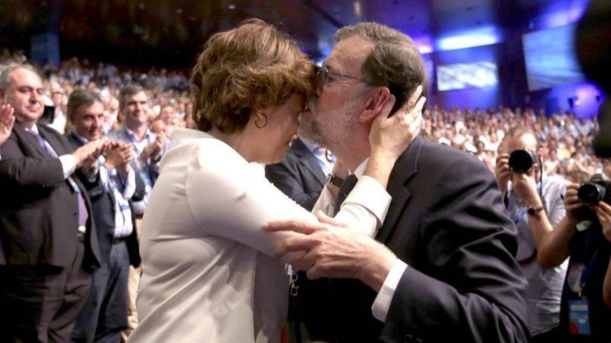 Rajoy se despide de Santamaría tras haber pronunciado su último discurso como presidente del PP, en julio, en el congreso del PP.-DAVID CASTRO