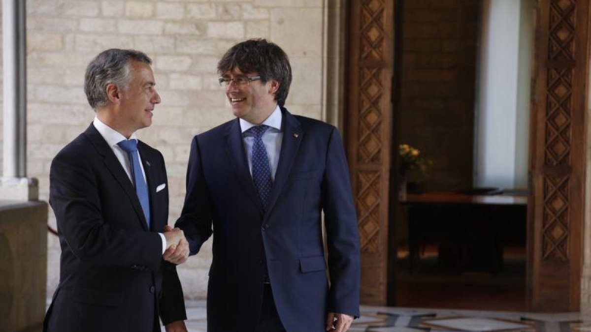 Íñigo Urkullu y Carles Puigdemont, el pasado junio, en Barcelona.-JULIO CARBÓ