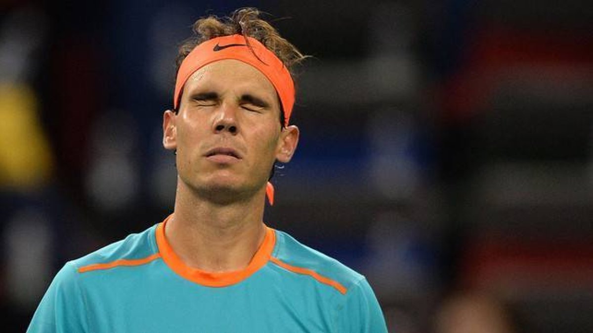 Rafael Nadal se lamanta tras caer en su debut en el torneo de Shanghái contra Feliciano López.-