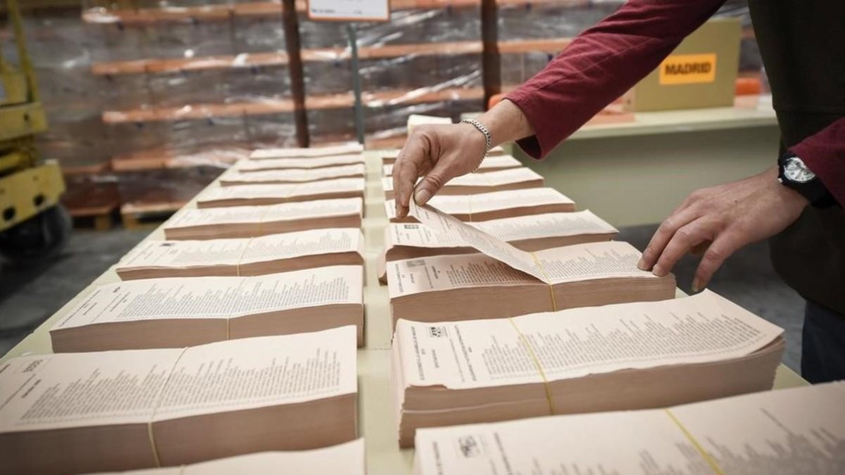 Un operario trabaja en los preparativos electorales de las elecciones del 2015.-FERNANDO VILLAR