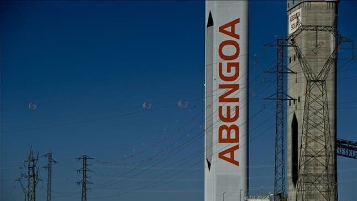 Planta solar de Abengoa en Sanlucar La Mayor-AFP / CRISTINA QUICLER