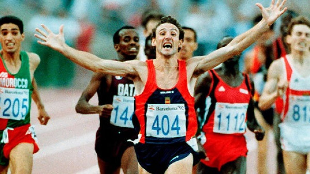 Fermín Cacho en el momento de cruzar la línea de meta del Estadio de Montjuic para proclamarse hace treinta años campeón olímpico en los Juegos de Barcelona 92 . EFE