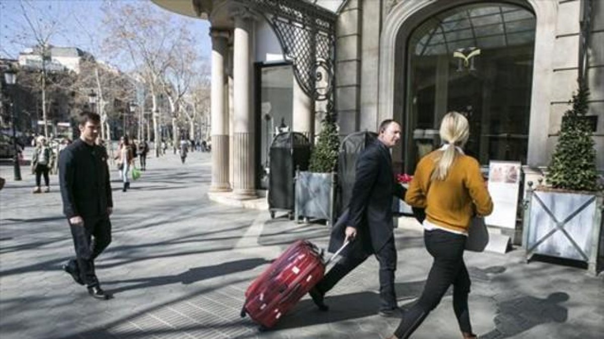 Una pareja de turistas.-JOAN CORTADELLAS