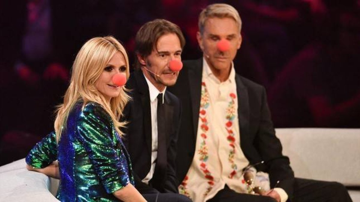 Heidi Klum, y los miembros del jurado del concurso 'Next Top Model', Thomas Hayo y Wolfgang Joop, poco antes de que el 'show' fuese suspendido por una amenaza de bomba.-Foto: AFP