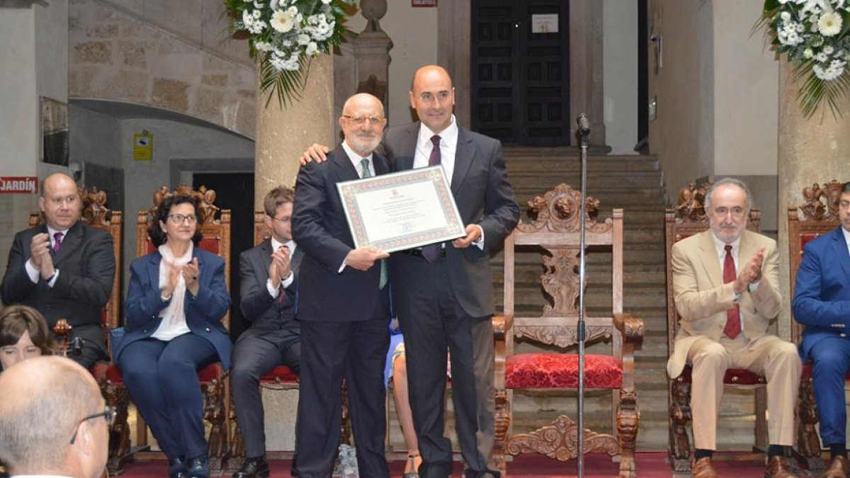 El alcalde de Ágreda entrega a Juan Calvo el título.-Eva Sánchez